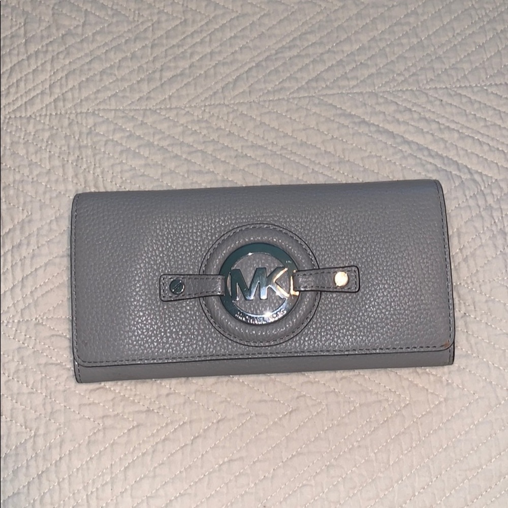 MICHAEL KORS WALLET!! ACCEPTING OFFERS